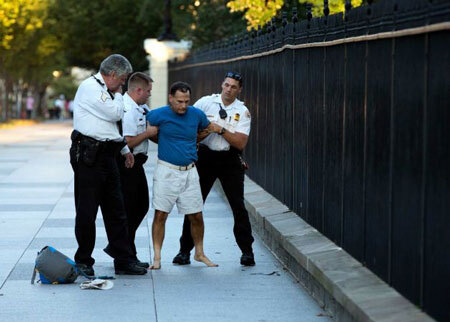 Nhà Trắng báo động an ninh vì bị ném pháo hoa