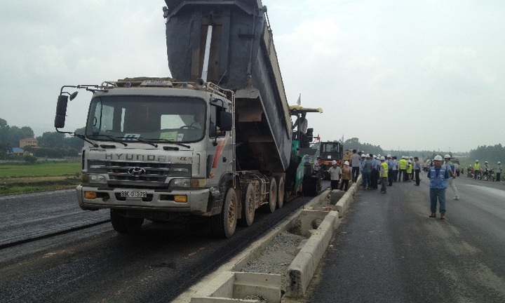 Tiền “đắp chiếu” chờ... mặt bằng!