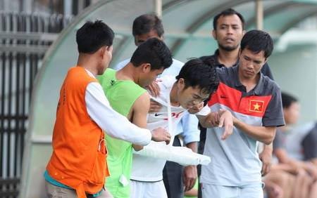 U19 VN và câu chuyện cảm động về tình đồng đội