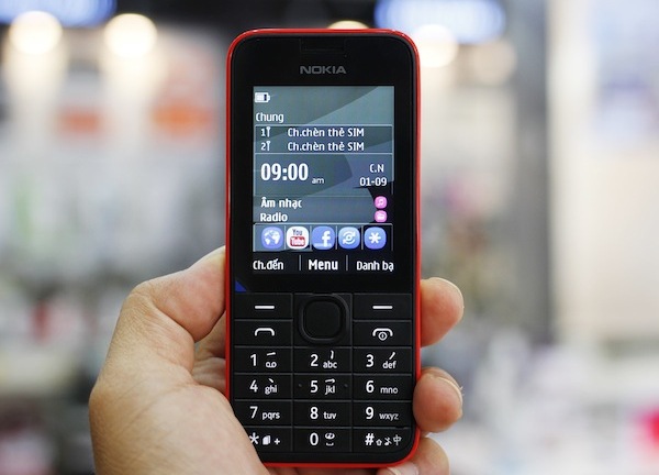 Cận cảnh Nokia 208, điện thoại 2 SIM giá 1,6 triệu