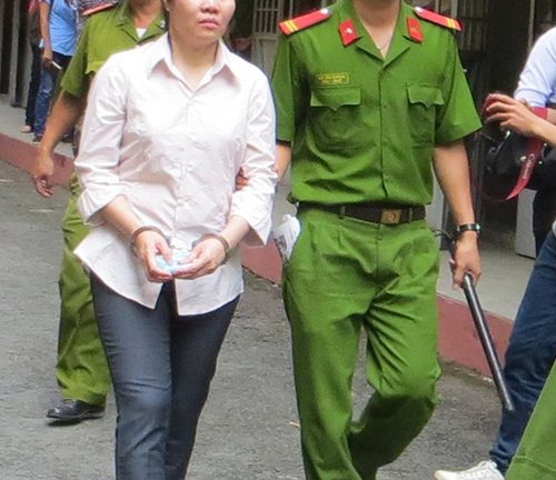 Nữ trùm ma túy kéo mẹ vào tù, trước toà vẫn một mực chối tội, đổ vấy cho... đấng sinh thành