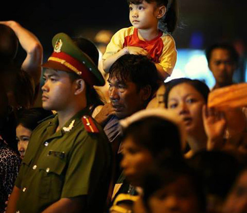 Xúc động em bé xem rước đèn trên vai người cha khắc khổ