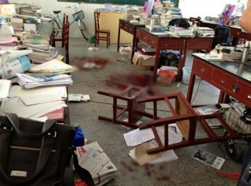 Học sinh giết thầy vì bị thu... điện thoại