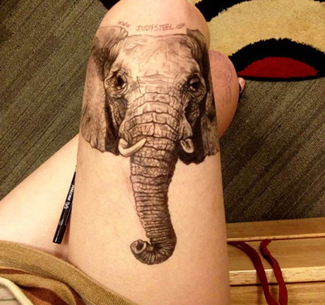 Tranh vẽ… trên đùi đẹp như mơ của thiếu nữ 9X