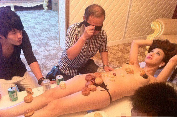 Phá cỗ Trung thu trên cơ thể mẫu bán nude 