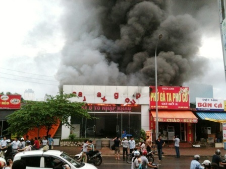 Hỏa hoạn lớn ở showroom ôtô nhập khẩu