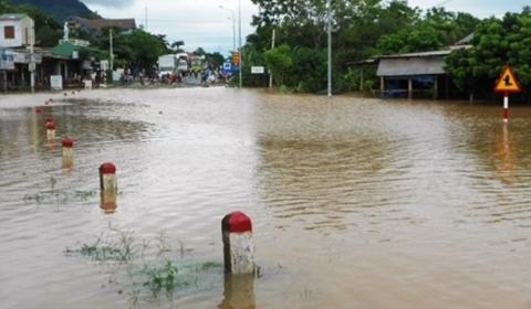Đường Hồ Chí Minh tại miền Trung bị tắc hoàn toàn do mưa lũ
