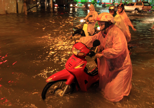 Mưa lớn, người Đà Nẵng bì bõm lội nước