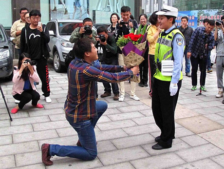 Quỳ gối giữa đường cầu hôn cảnh sát