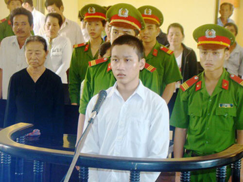 Nghịch tử giết cha để “cứu” cả gia đình khỏi cảnh bị bạo hành?