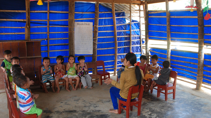 “Cung điện trụ sở” và “mái bạt trường em”