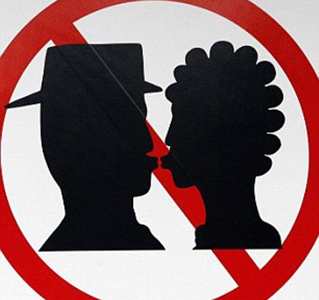 Áo: Bị phạt nặng nếu hôn nhau trên tàu