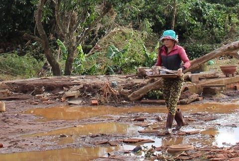 Đắng cay phận người sau cơn lũ