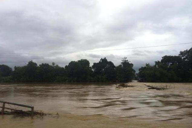 Cứu con bất thành, bố bị dòng lũ xiết cuốn trôi