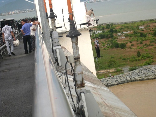 Một thanh niên treo cổ trên cầu Thuận Phước