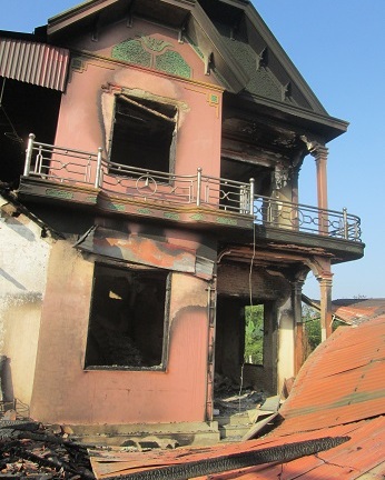 Xin tiền “đập đá” không được, quý tử đốt nhà bạc tỷ!