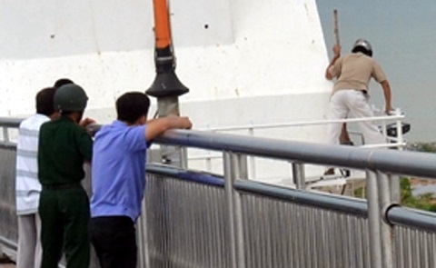 Đà Nẵng: Lên cầu treo cổ tự tử