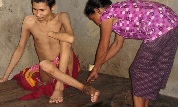 Nỗi đau thắt lòng của đôi vợ chồng hơn 4.000 ngày xích con trong “chuồng”