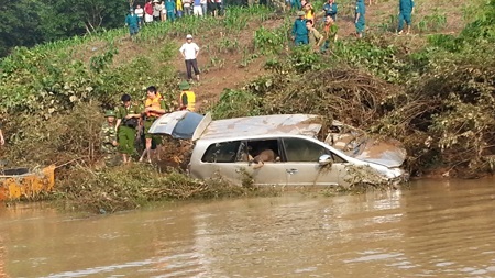 Toàn cảnh trục vớt xe Innova