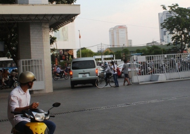 Lãnh đạo Trường ĐHQG Hà Nội không biết “bến xe cóc” giữa sân trường?!