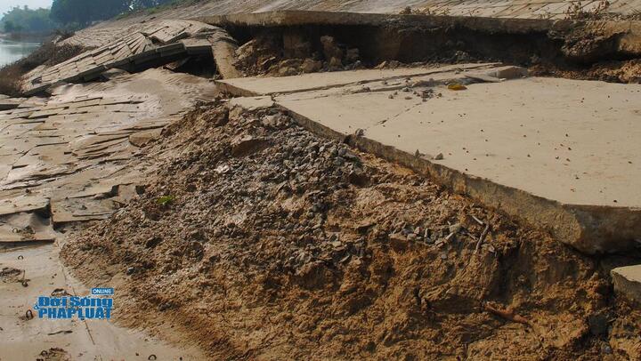 Hà Tĩnh: Công trình tiền tỷ bị đổ sập trong lũ