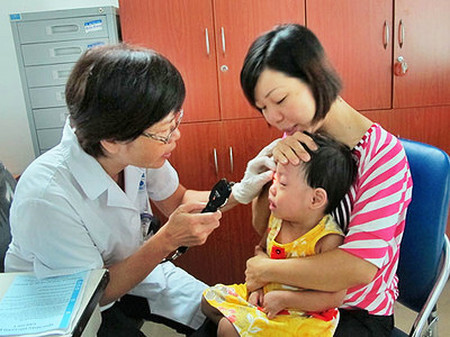 Dịch đau mắt đỏ lan rộng, trường mầm non cuống cuồng