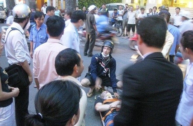  Băng qua đường, 1 du khách tây bị 2 xe máy tông