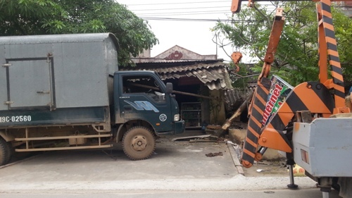 Chở quá trọng tải, chiếc xe hàng lao thẳng vào quán internet