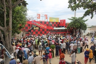  Đem thi thể người nhà đến quán karaoke đòi công lý