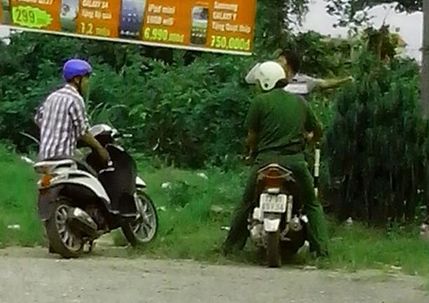 Cảnh sát trật tự trắng trợn chặn xe
