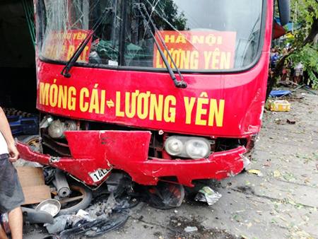 Ngồi trên vỉa hè uống nước vẫn bị xe cán chết