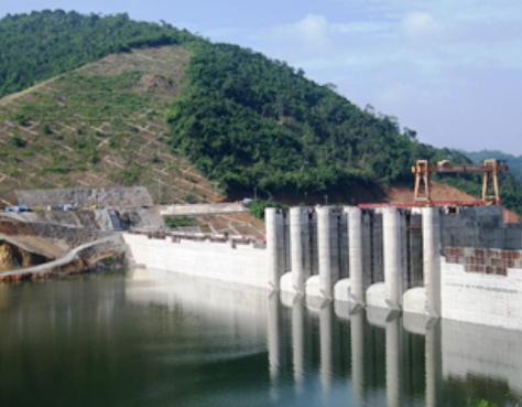 Lật xuồng giữa lòng hồ thuỷ điện, 2 công nhân mất tích