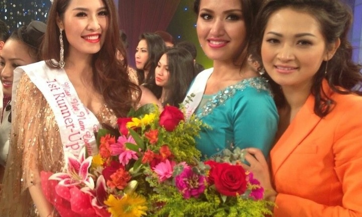 Khôi hài quanh chiếc vương miện “chui” của người đẹp tai tiếng