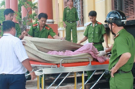 Cụ già 83 tuổi đổ xăng tự thiêu trước tòa TAND