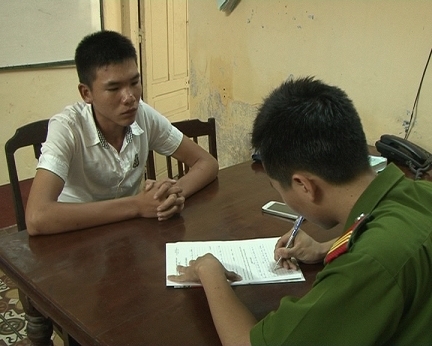 Dùng dao nhọn chống người thi hành công vụ