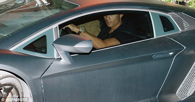 C.Ronaldo khoe khéo đồng hồ kim cương tiền tỷ