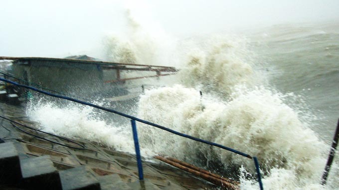 Bão số 10 hoành hành vào miền Trung