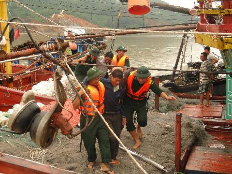 Biên phòng Hà Tĩnh: Cứu 40 người mắc kẹt trong mưa bão