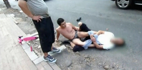 Thầy giáo bị lột hết quần áo giữa đường, vì...va chạm giao thông