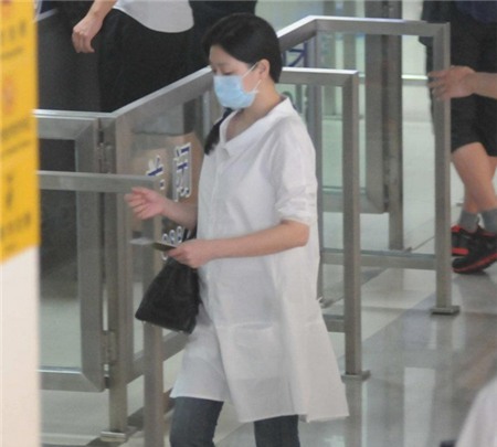 Từ Hy Viên lộ rõ bụng bầu