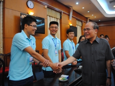 Chủ tịch Quốc hội Nguyễn Sinh Hùng tiếp học sinh giỏi: Phải phấn đấu để tài, đức tỏa sáng