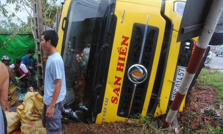 Hà Tĩnh: Lật xe chở bia trên QL1A