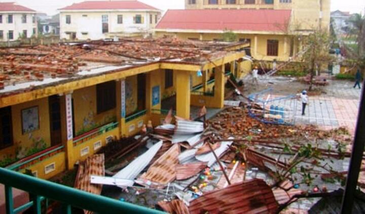 Cây cối ngổn ngang, nhà cửa tốc mái vì lốc xoáy