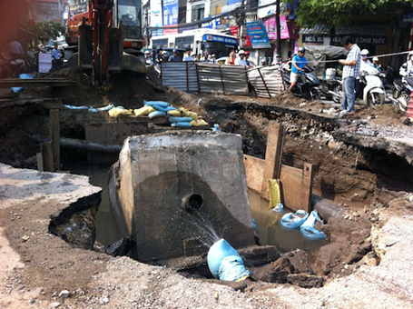 Hố tử thần bất ngờ xuất hiện giữa Hà Nội