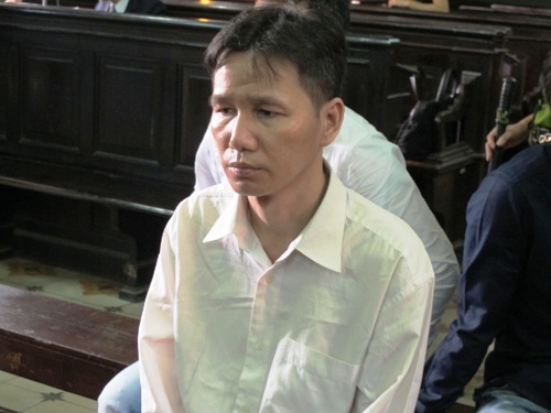 Gã bán ve chai giả cảnh sát hình sự hiếp dâm thiếu nữ