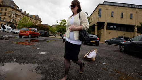 Bà mẹ nhẫn tâm bỏ con 4 tuổi chết đói trong cũi