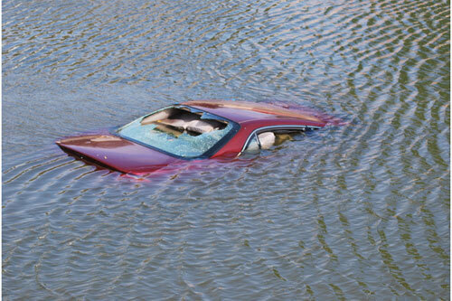 Thoát khỏi tử thần khi xe hơi lao xuống nước