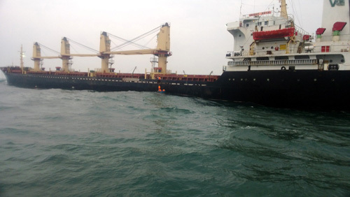 Tàu nước ngoài gặp nạn gây tràn dầu trên cảng Vũng Áng