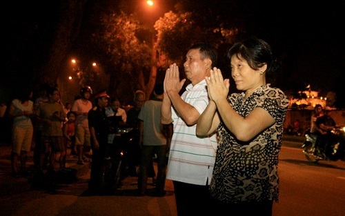 Người dân thăm viếng, khóc thương trước cổng nhà Đại tướng