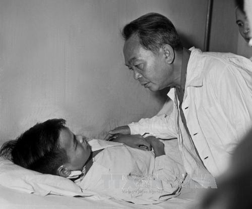 Chùm ảnh Đại tướng Võ Nguyên Giáp với Quân đội